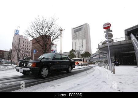 Schnee fällt in der Nähe von JR Kokura Station in der Präfektur Fukuoka, Westjapan am 24. Januar 2016. Schweren Schnee schlagen in einem weiten Bereich von West- und Mitteleuropa Japan früh am Sonntag, verursacht Disrupton, große Transport-Systeme. © Sho Tamura/AFLO/Alamy Live-Nachrichten Stockfoto