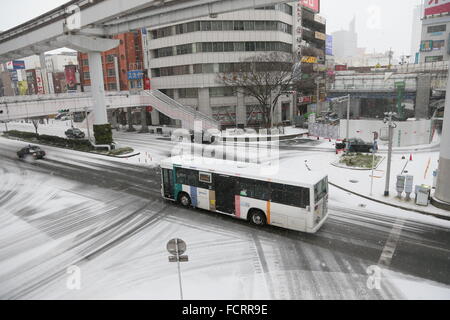 Schnee fällt in der Nähe von JR Kokura Station in der Präfektur Fukuoka, Westjapan am 24. Januar 2016. Schweren Schnee schlagen in einem weiten Bereich von West- und Mitteleuropa Japan früh am Sonntag, verursacht Disrupton, große Transport-Systeme. © YUTAKA/AFLO/Alamy Live-Nachrichten Stockfoto