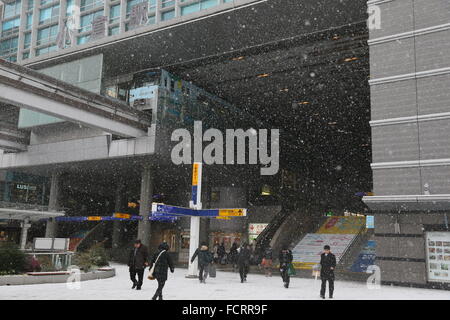 Schnee fällt in der Nähe von JR Kokura Station in der Präfektur Fukuoka, Westjapan am 24. Januar 2016. Schweren Schnee schlagen in einem weiten Bereich von West- und Mitteleuropa Japan früh am Sonntag, verursacht Disrupton, große Transport-Systeme. © YUTAKA/AFLO/Alamy Live-Nachrichten Stockfoto