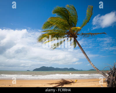 Ein Blick auf den genialen Strand im South Mission Beach, Queensland, Australien. Dunk Island ist in der Ferne. Stockfoto