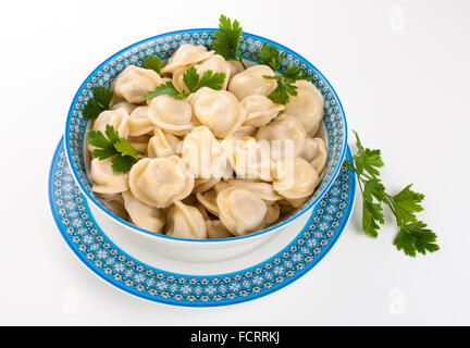 Knödel in einer Platte mit Petersilie und butter Stockfoto