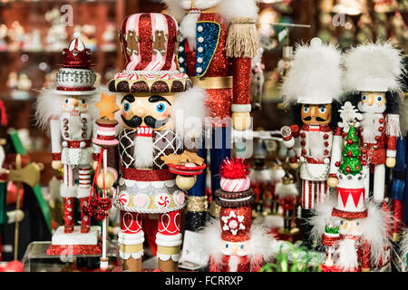 Christmas Nussknacker Figuren in einem Holiday-Shop. Stockfoto