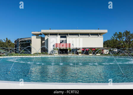 Die Roux Bibliothek entworfen von Nils Schweizer und Waterdome, entworfen von Frank Loyd Wright für Florida Southern College, Lakeland, Stockfoto