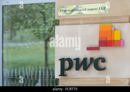 Das PWC-Logo an der Seite ihres Gebäudes. Stockfoto