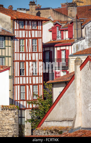 Typische Häuser mit mehreren Etagen im Stadtteil "Grand Bayonne" (Bayonne Pyrénées Atlantiques Aquitaine Frankreich Europa). Stockfoto