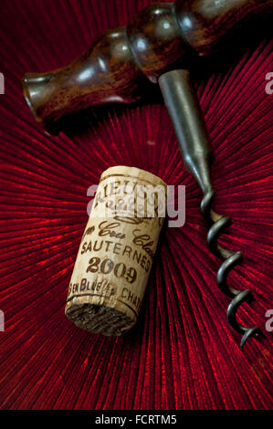 Rieussec Sauternes Weinkorken 2009 aus edlem Luxus Semillon Weißwein mit antikem Korkenzieher in Weinverkostungssituation Stockfoto