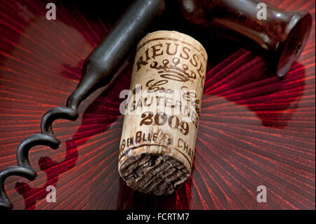 2009 Chateau Rieussec Sauternes feiner Luxus süßer Weißweinkorken und antiker Korkenzieher in Weinverkostungssituation Stockfoto