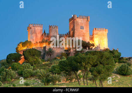 Burg bei Dämmerung, Almodovar Del Rio, Provinz Córdoba, Region von Andalusien, Spanien, Europa Stockfoto