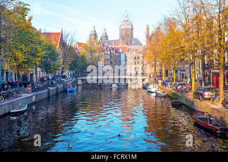 Malerische Stadt von Amsterdam in Holland im Herbst Stockfoto