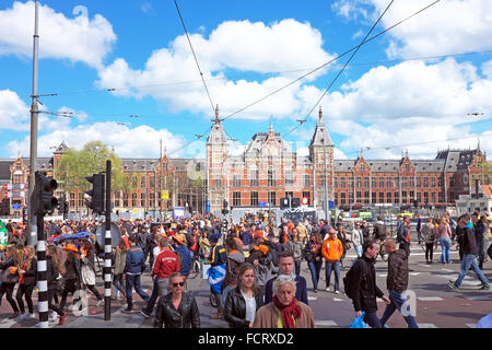 27. APRIL: Amsterdam an der Central Station während der Feier der Könige, 27. April 2015 in Amsterdam, Niederlande Stockfoto