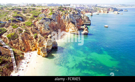 Luftaufnahmen von natürlichen Felsen in der Nähe von Lagos in der Algarve-Portugal Stockfoto