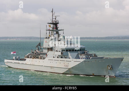 Das Flussklasse-Patrouillenschiff der Royal Navy (Los 1), HMS Severn, kehrte am 17./7./15 vom karibischen Einsatz nach Portsmouth, Großbritannien, zurück. Stockfoto