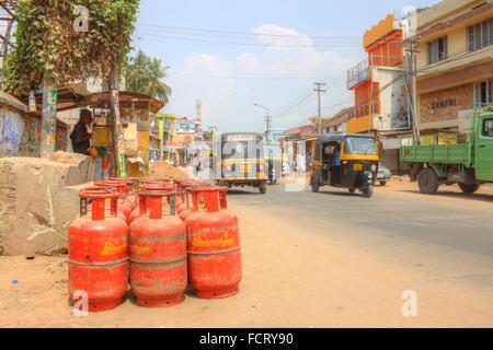 Straßenszene mit Gas Kanister, Rikschas, anderen Verkehr, Trivandrum, Kerala, Indien Stockfoto