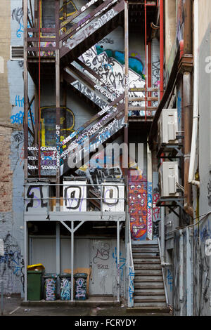 Äußere Feuerleiter Treppen bedeckt in Melbourne berühmte Graffiti in Hosier Lane. Stockfoto