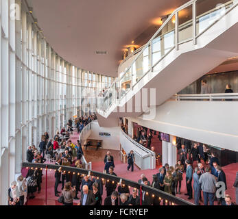 Amsterdam Stopera Interieur: Dutch National Oper Gebäude Foyer Halle, mit Menschen, Besucher am Eröffnungsabend während der Pause Stockfoto