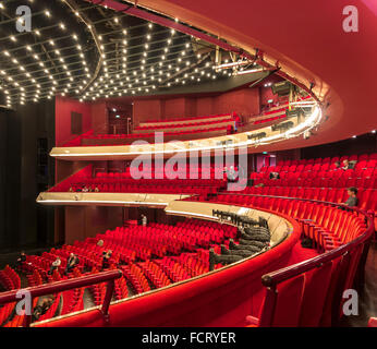 Amsterdam Stopera Interieur: Dutch National Oper Gebäude Theater, mit Menschen, die Besucher am Eröffnungsabend während der Pause Stockfoto