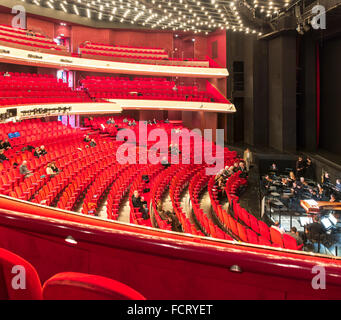 Amsterdam Stopera Interieur: Dutch National Oper Gebäude Theater, mit Menschen, die Besucher am Eröffnungsabend während der Pause Stockfoto