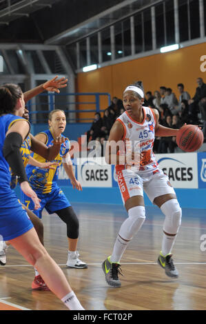 Neapel, Italien. 24. Januar 2016. Neapel bewachen Noelle Quinn in Aktion während der Meisterschaft italienische Serie A Frauen Basketball regulären Saison Saces Mapei Napoli vs. Lavezzini Parma. Parma-Team gewann das Spiel. © Paola Visone/Pacific Press/Alamy Live-Nachrichten Stockfoto