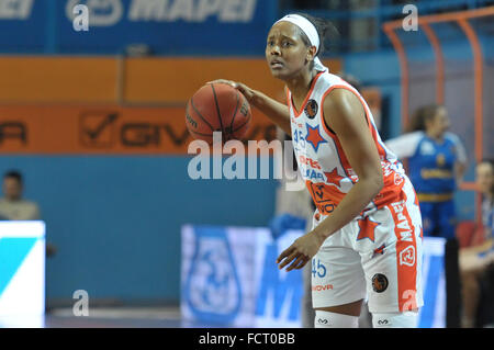 Neapel, Italien. 24. Januar 2016. Neapel bewachen Noelle Quinn in Aktion während der Meisterschaft italienische Serie A Frauen Basketball regulären Saison Saces Mapei Napoli vs. Lavezzini Parma. Parma-Team gewann das Spiel. © Paola Visone/Pacific Press/Alamy Live-Nachrichten Stockfoto