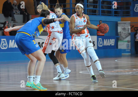 Neapel, Italien. 24. Januar 2016. Neapel bewachen Noelle Quinn in Aktion während der Meisterschaft italienische Serie A Frauen Basketball regulären Saison Saces Mapei Napoli vs. Lavezzini Parma. Parma-Team gewann das Spiel. © Paola Visone/Pacific Press/Alamy Live-Nachrichten Stockfoto