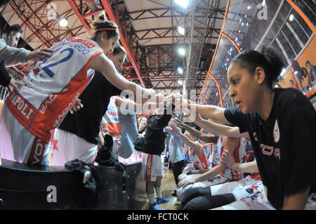 Neapel, Italien. 24. Januar 2016. Neapel-Team aufgetreten ist, während der Meisterschaft italienische Serie A Frauen Basketball regulären Saison Saces Mapei Napoli vs. Lavezzini Parma. Parma-Team gewann das Spiel. © Paola Visone/Pacific Press/Alamy Live-Nachrichten Stockfoto