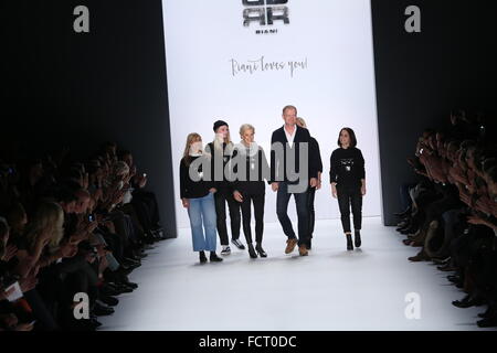 Berlin, Deutschland. 20. Januar 2016. Mercedes-Benz Fashion Week Herbst/Winter 2016 in gepflegt-Bild zeigt die Designer von RIANI auf dem Laufsteg. © Simone Kuhlmey/Pacific Press/Alamy Live-Nachrichten Stockfoto