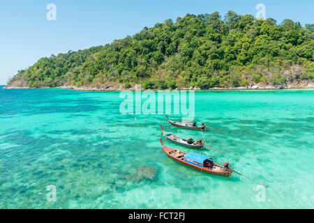 Sommer, Reisen, Urlaub und Ferien Konzept - tropischen Strand, Longtail Boote, Andaman Meer in Phuket, Thailand Stockfoto