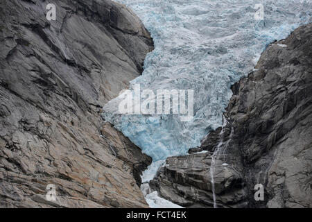 Norwegen, Olden. Der sich zurückziehende Eis auf Briksdal Gletscher hautnah. Stockfoto
