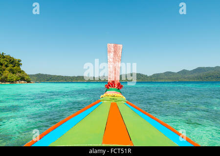 Sommer, Reisen, Urlaub und Ferien Konzept - tropischen Strand, Longtail Boote, Andaman Meer in Phuket, Thailand Stockfoto