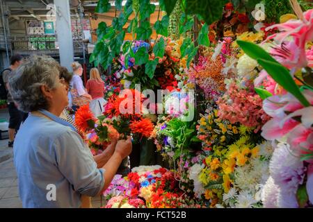 Blume-Markt-Szene mit Verkäufer, Porto, Portugal Stockfoto