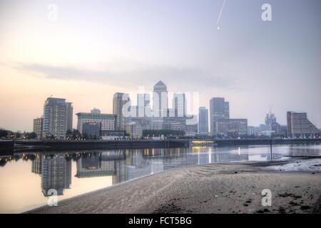 Der Londoner Canary Wharf Financial District Panorama mit Themse, Fähre bei Ebbe, Vereinigtes Königreich, Großbritannien Stockfoto