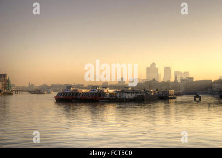 London Docklands Canary Wharf Panorama mit Themse und Boote und Pier in der Morgendämmerung. Sunrise. Stockfoto