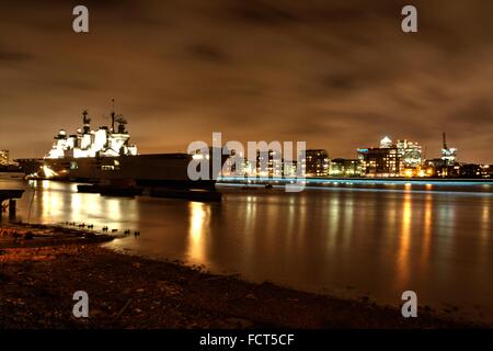 Britische Marine Schiff vertäut am Fluss Themse bei Nacht Stockfoto