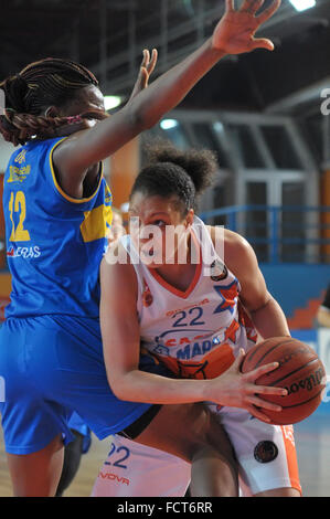 Neapel, Italien. 24. Januar 2016. Neapel nach vorne Cierra Burdick in Aktion während der italienischen Serie A Meisterschaft Frauen Basketball regulären Saison Saces Mapei Napoli vs. Lavezzini Parma. Parma-Team gewann das Spiel. © Paola Visone/Pacific Press/Alamy Live-Nachrichten Stockfoto