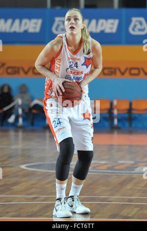 Neapel, Italien. 24. Januar 2016. Neapel pivot Gintare Petronyte in Aktion während der Meisterschaft italienische Serie A Frauen Basketball regulären Saison Saces Mapei Napoli vs. Lavezzini Parma. Parma-Team gewann das Spiel. © Paola Visone/Pacific Press/Alamy Live-Nachrichten Stockfoto