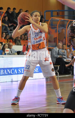 Neapel, Italien. 24. Januar 2016. Neapel nach vorne Cierra Burdick in Aktion während der italienischen Serie A Meisterschaft Frauen Basketball regulären Saison Saces Mapei Napoli vs. Lavezzini Parma. Parma-Team gewann das Spiel. © Paola Visone/Pacific Press/Alamy Live-Nachrichten Stockfoto