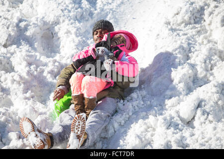 New York City, USA. 24. Januar 2016. Vater und Tochter Rutschen Schneewehe. Brooklynites kamen in Scharen am Prospect Park, Abschluss eines der größten Schneestürme NYC zu feiern, indem Rodeln, Schnee Burgen und in der Regel in die frische Ansammlung horsing. Bildnachweis: Andy Katz/Pacific Press/Alamy Live-Nachrichten Stockfoto