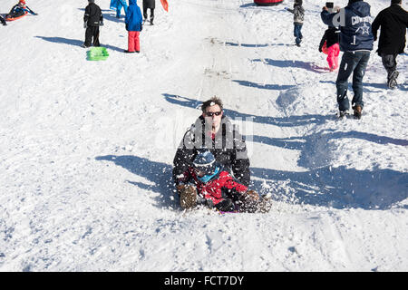 New York City, USA. 24. Januar 2016. Vater und Sohn reitet hinunter Steigung der langen Wiese. Brooklynites kamen in Scharen am Prospect Park, Abschluss eines der größten Schneestürme NYC zu feiern, indem Rodeln, Schnee Burgen und in der Regel in die frische Ansammlung horsing. Bildnachweis: Andy Katz/Pacific Press/Alamy Live-Nachrichten Stockfoto