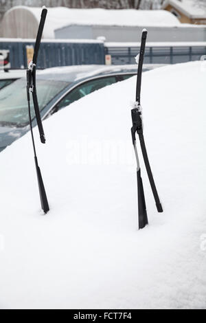 Auto Scheibenwischer hob über Auto im kalten Winter mit Schnee bedeckt Stockfoto
