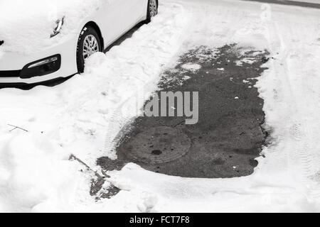 Leeren Platz in Parkplatz auf verschneiten Straße in Turku, Finnland Stockfoto