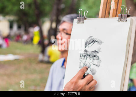 Skizze der ältere Mann sitzt in einem Park. Stockfoto