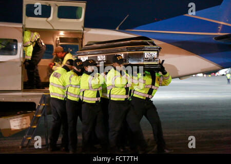 Alajuela, Costa Rica. 24. Januar 2016. Sicherheit-Mitglieder tragen den Sarg eines Opfers des Schiff Wracks an Juan Santamaria International Airport in Alajuela, Costa Rica, am 24. Januar 2016. Die Zahl der Todesopfer durch ein Boot, das am Samstag in Nicaragua Karibik kenterte 13 erreicht, sagte ein Beamter der Marine am Sonntag. Alle 13 Einrichtungen, 11 Frauen und zwei Männer wurden als Costaricaner und eines der Opfer wurde unter 13 Jahre alt, sagte der Chef der Caribbean Naval District Kommandeur Mario Berrios Madrigal. © Kent Gilbert/Xinhua/Alamy Live-Nachrichten Stockfoto