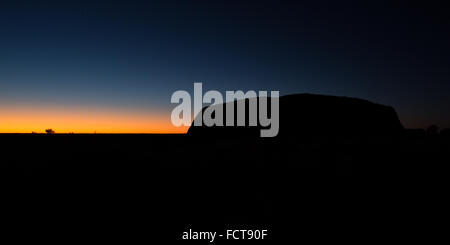 Majestätische Uluru bei Sonnenaufgang an einem klaren Wintermorgen im Northern Territory, Australien Stockfoto