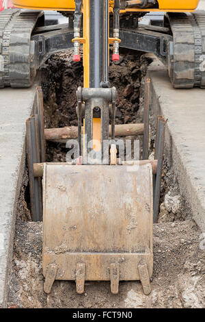 Kleiner Bagger in Stadt Graben Graben, Dienstprogramm Reparatur Stockfoto