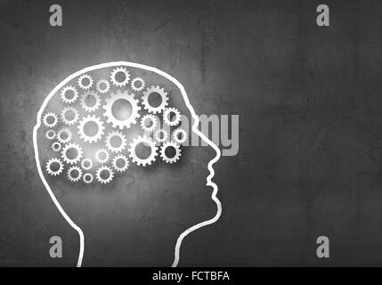 Silhouette des menschlichen Kopfes mit Getriebe Mechanismus statt Gehirn Stockfoto