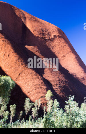 Uluru Rock Detail mit früheren Wasserfälle auf einer klaren Wintermorgen im Northern Territory, Australien Stockfoto