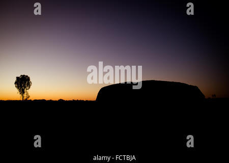 Majestätische Uluru bei Sonnenaufgang an einem klaren Wintermorgen im Northern Territory, Australien Stockfoto