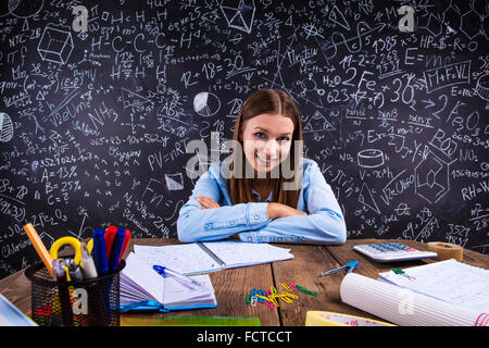 Hübsche Studentin Hausaufgaben Stockfoto