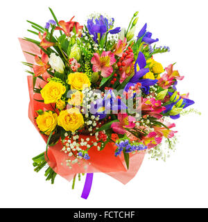 Zarten schönen Blumenstrauß Rosen, Iris, Alstroemeria, Nerine und andere Blumen in der roten Verpackung mit violetten Klebeband isoliert auf Stockfoto