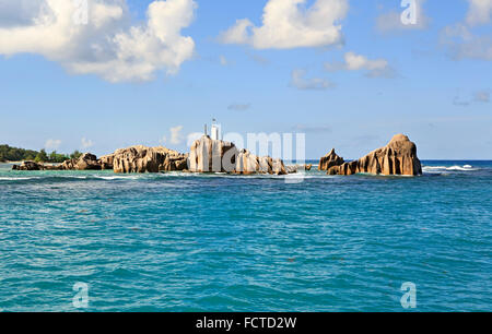 Riesige Granitfelsen in der Nähe von Praslin Insel im Indischen Ozean. Stockfoto